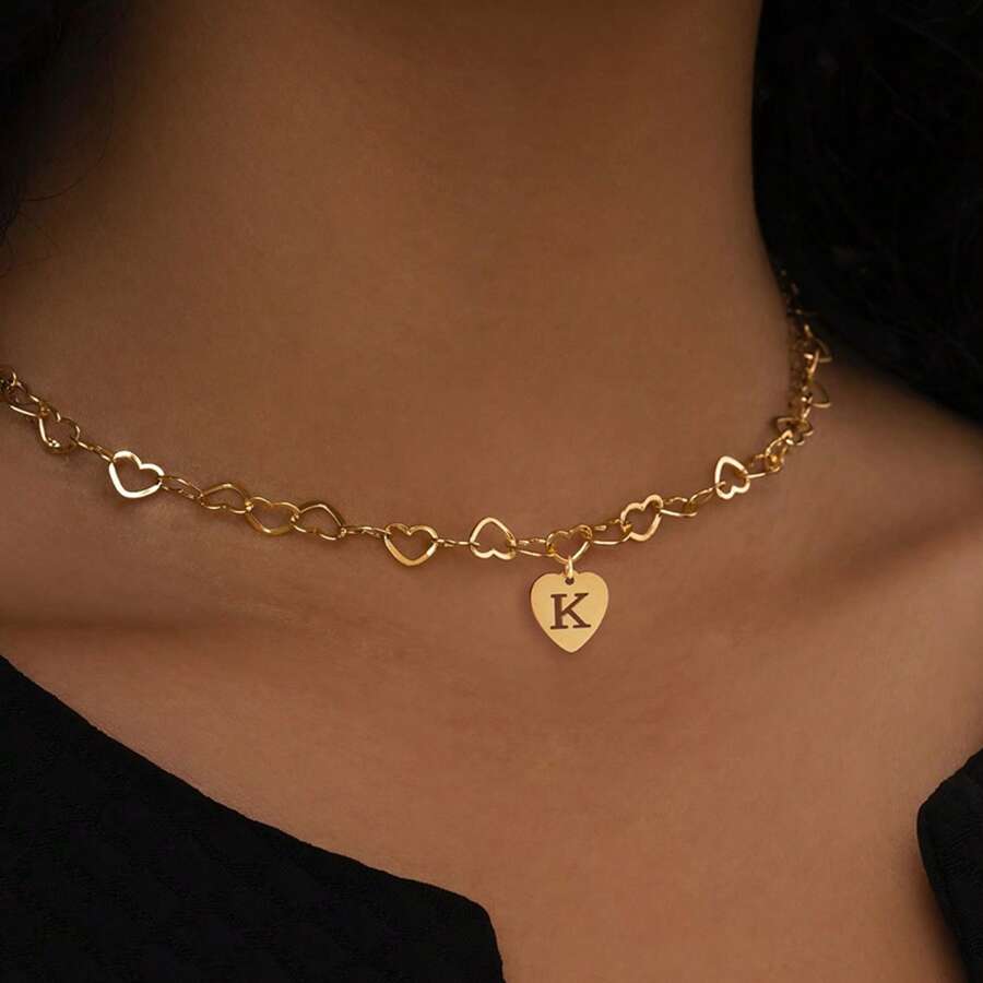 1 pièce Collier simple et mode en acier inoxydable doré avec pendentif en forme de cœur ajouré et initiale pour femmes