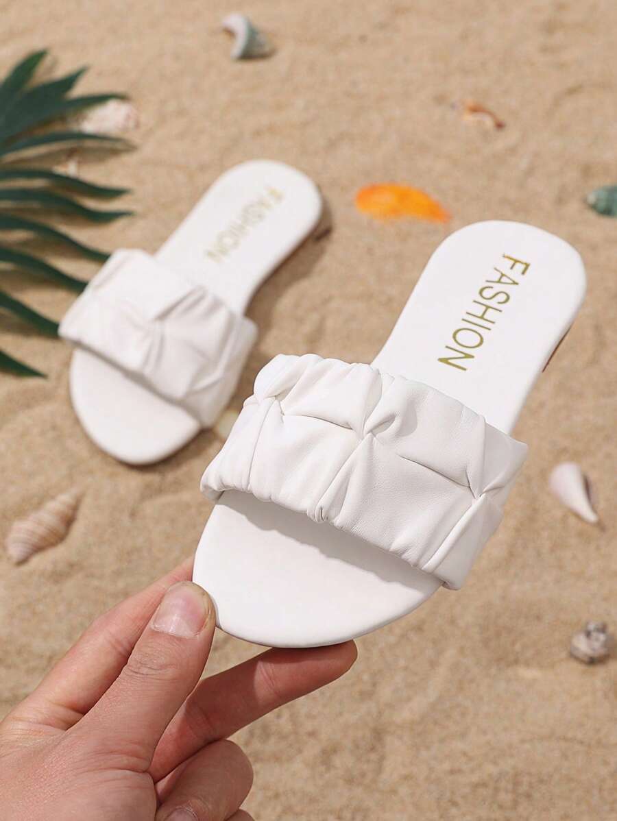 1 paire de chaussons de plage plats et souples en PU pour tout-petits et petits enfants, à bout rond et à brides plissées, sandales à la mode pour l'intérieur et l'extérieur, idéales pour le quotidien, la plage, les vacances et l'été.