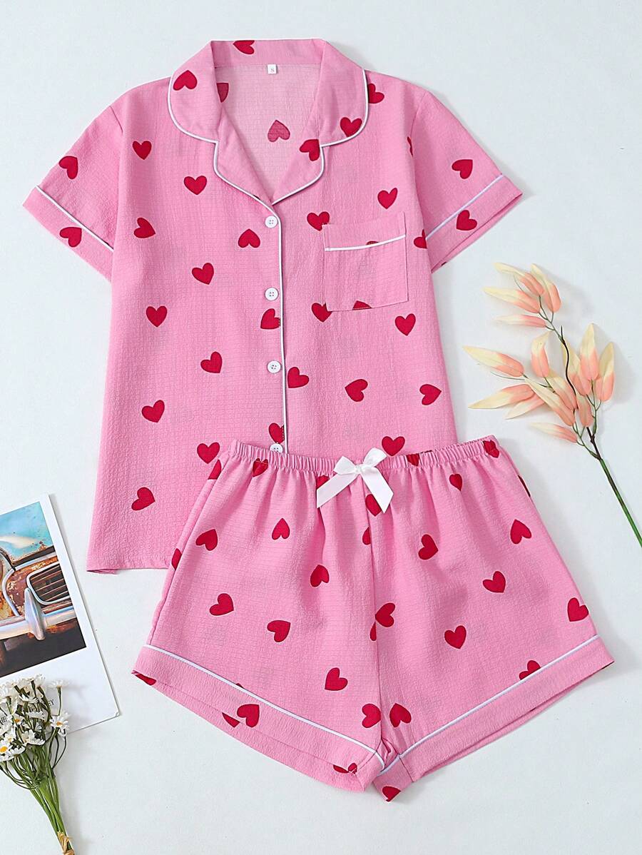 Conjunto de pijama de mujer de manga corta y pantalones cortos con estampado de corazones y textura arrugada