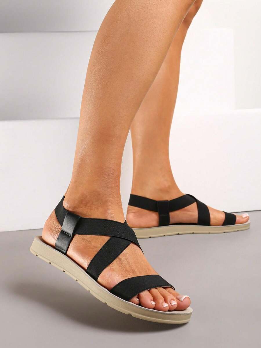 Sandali sportivi con fasce elastiche, pratici e minimalisti