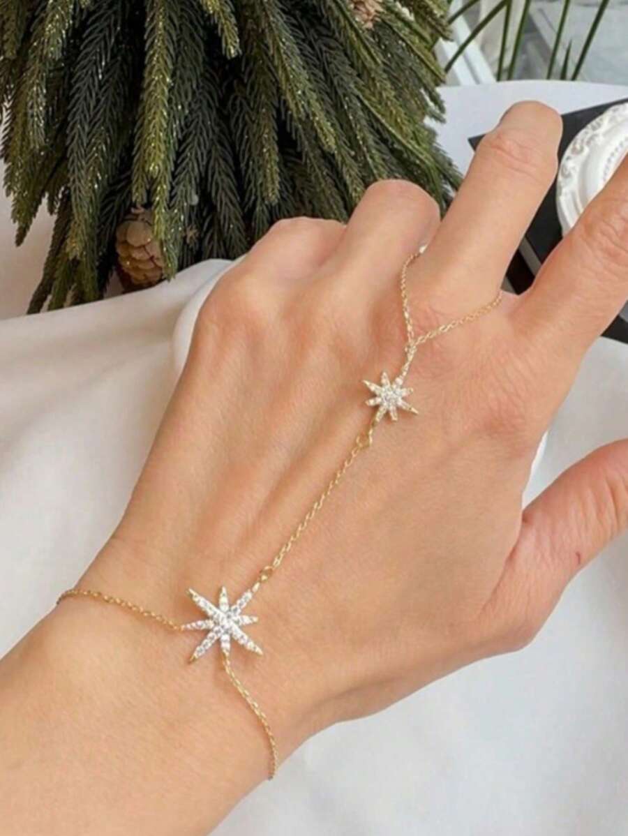 Un conjunto de joyería de un solo pieza con brazalete, cadena de mano y anillo con diamantes de imitación con diseño de estrella en estilo japonés para mujeres