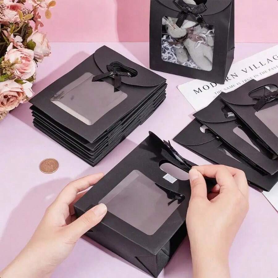 Schwarze Kraftpapier-Geschenktüten mit Sichtfenster, aufrechtes Design & stabilen Griffen - inklusive dekorativer Schleife, geeignet für Süßigkeiten, Kekse, Hochzeiten, Weihnachtsfeiern, Einzelhandelsverpackungen, kleine Geschenke