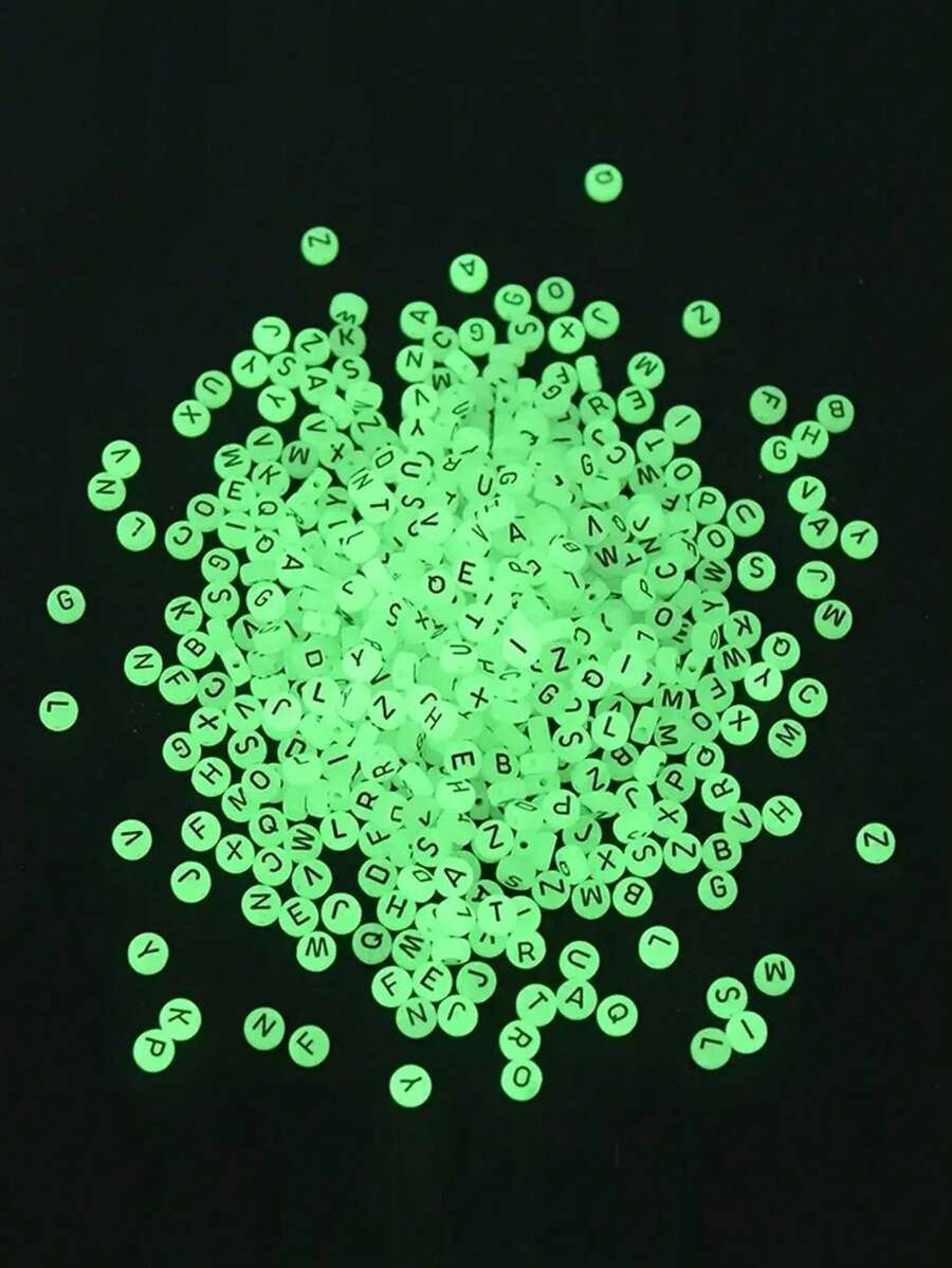 100 pièces de perles acryliques lumineuses de 7 mm, perles intercalaires qui brillent dans le noir avec lettres, pour bracelets, colliers et accessoires faits main