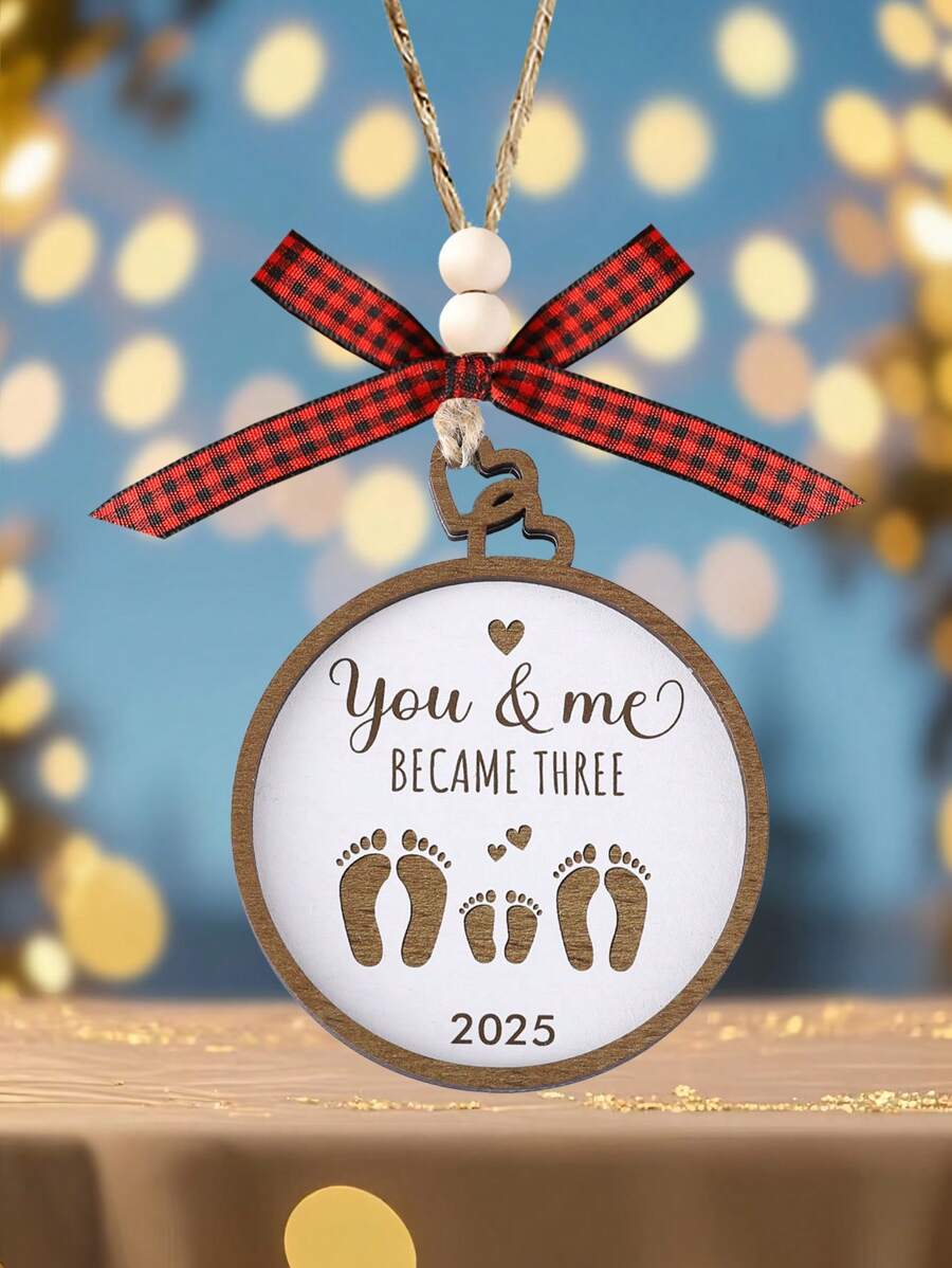 Você e Eu Nos Tornamos Três 2025, Ornamento Familiar de Pegada de Natal, Ornamento de Árvore de Natal de Madeira para Pendurar, Ornamentos de Festa de Natal em Casa, Presentes para Recém-Nascidos Decoração de Natal, Presentes para Novos Pais de Casais, Presentes de Chá de Bebê, Ornamento de Bebê Recém-Nascido