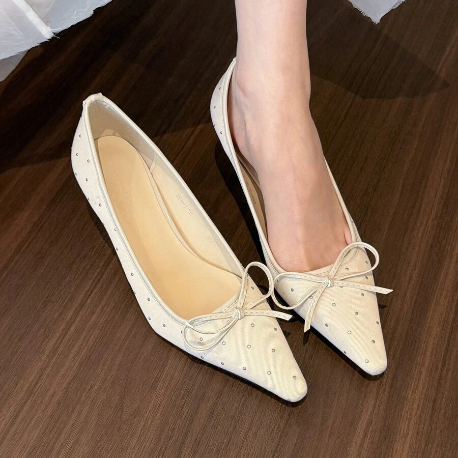 Eleganti scarpe basse da donna con punta affilata
