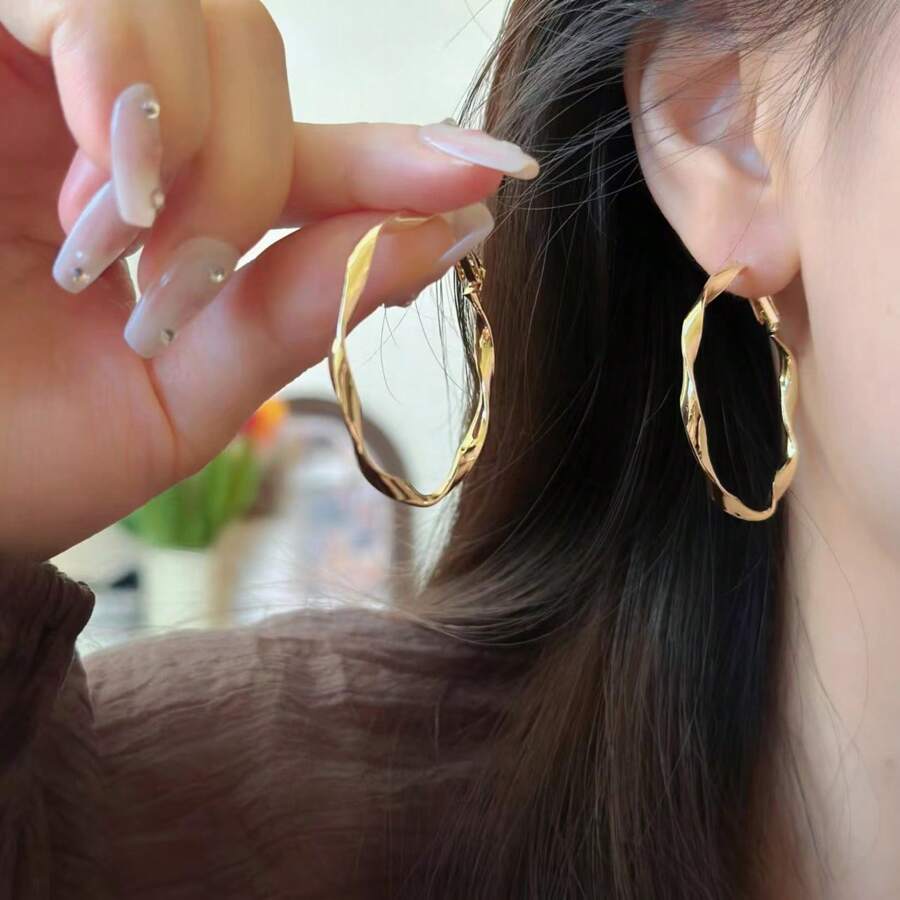 1 par de pendientes de aro grande con diseño elegante y sencillo, ligeramente curvados, para mujeres