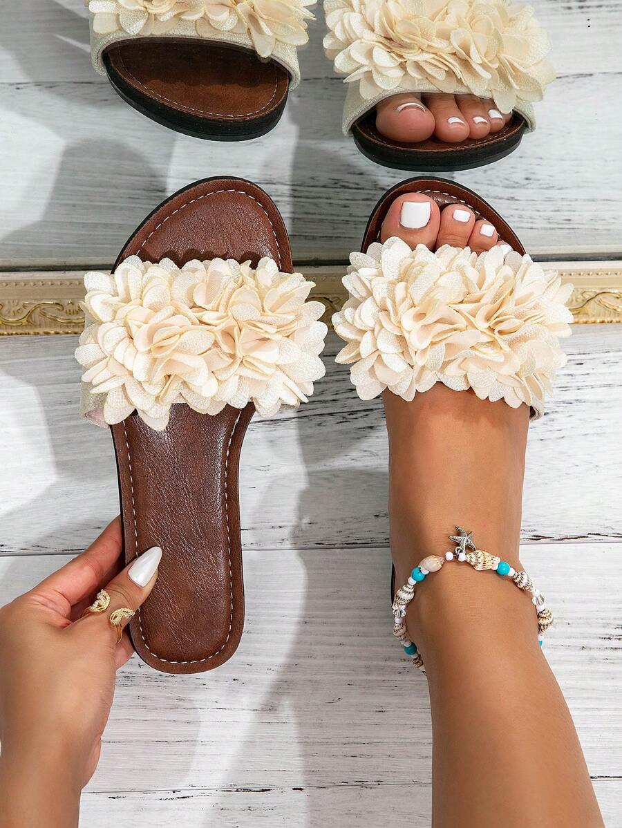 Sandalias planas de moda para mujer de primavera/verano, elegantes sandalias planas minimalistas color beige, sandalias de estilo europeo y americano, zapatillas de mujer con decoración de flores blancas