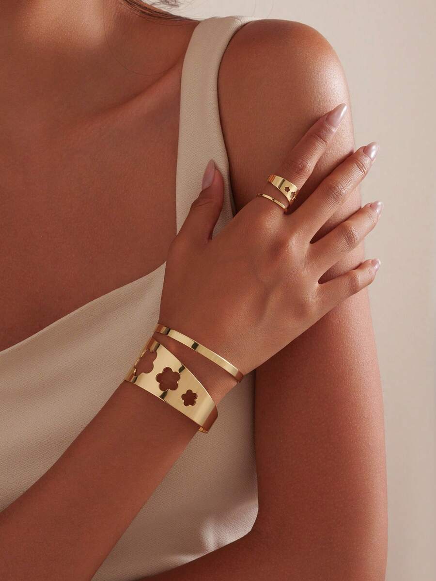 Conjunto estiloso de pulseira e anel dourados com recorte de flores de cinco folhas – Joia elegante e marcante para um estilo chique sem esforço – Perfeito para uso diário e ocasiões especiais