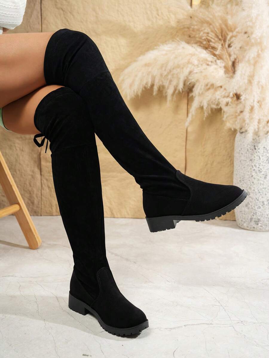 Las elegantes botas altas de tacón medio están diseñadas para chicas adolescentes con elementos elásticos y de cordones decorativos, son botas todo en uno