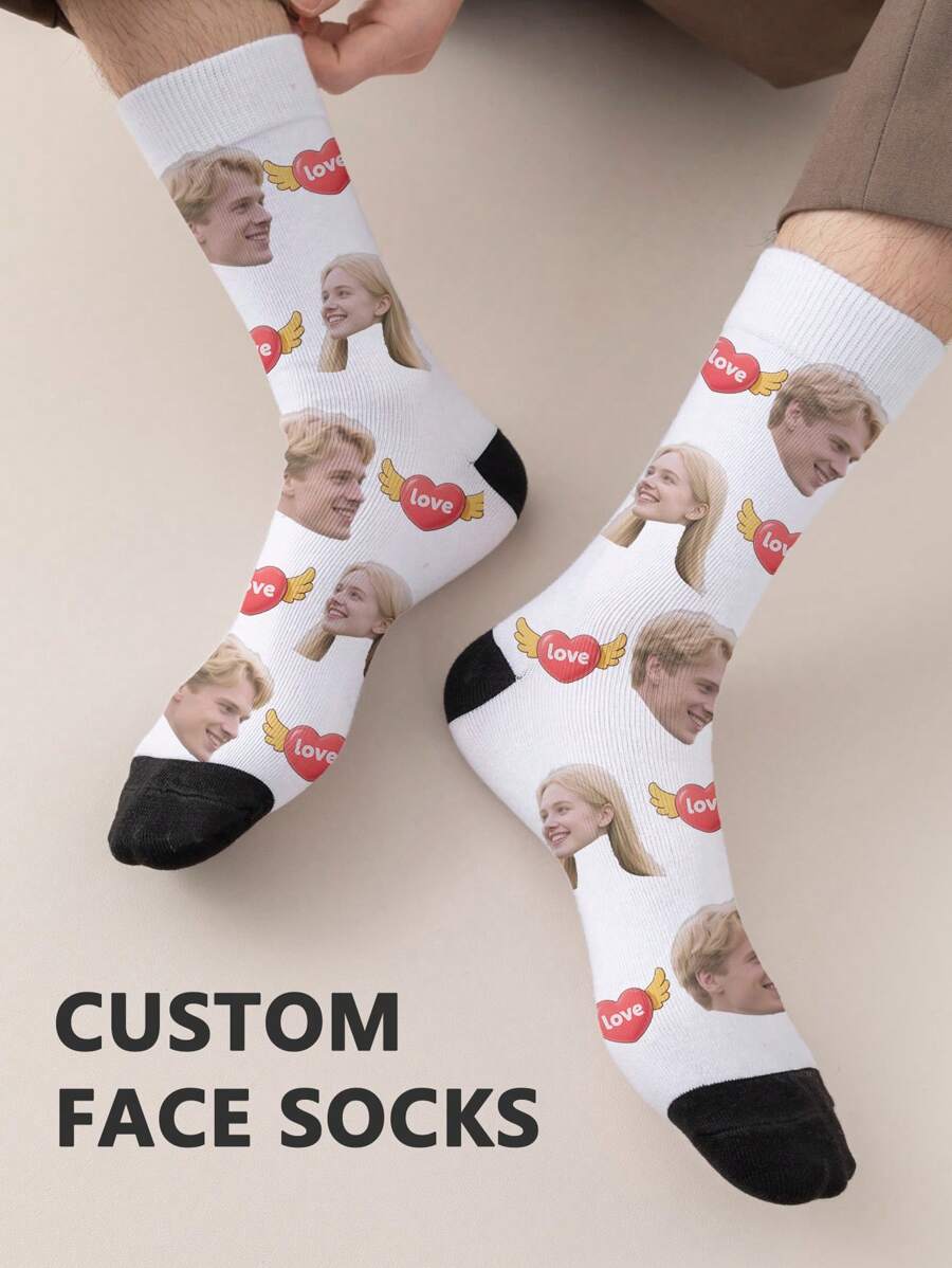 1 paire de chaussettes mi-longues customisées pour hommes. Vous pouvez mettre n'importe quel visage sur les chaussettes. Chaussettes personnalisées avec photos, chaussettes moyennes et longues customisées amusantes, convenant pour des occasions telles que la Saint-Valentin, les anniversaires et les cadeaux.