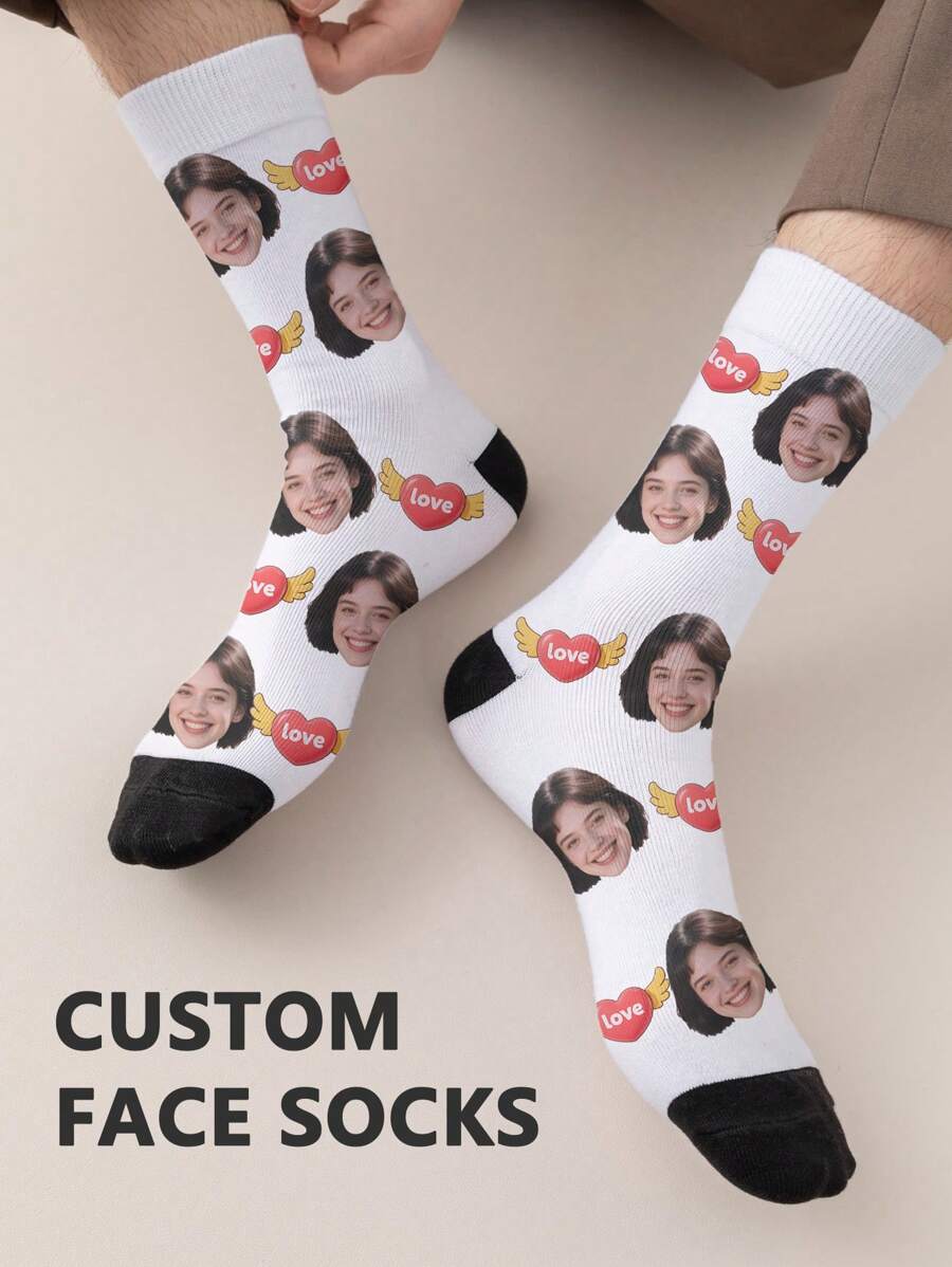 1 paire de chaussettes mi-longues personnalisées pour femmes. Mettez n'importe quel visage sur les chaussettes, chaussettes personnalisées avec photos, chaussettes moyennes et longues amusantes et personnalisées, convenant pour des occasions comme la Saint-Valentin, les anniversaires et les cadeaux. Personnalisé, amusant
