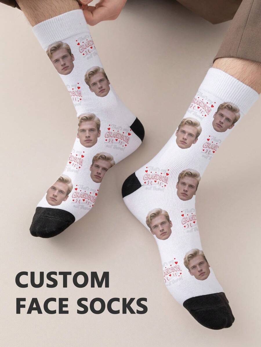 1 paire de chaussettes mi-longues personnalisées pour hommes. Vous pouvez mettre n'importe quel visage sur ces chaussettes personnalisées avec des photos. Des chaussettes amusantes et personnalisées, idéales pour la Saint-Valentin, les anniversaires ou en cadeau. Personnalisées, amusantes et colorées.