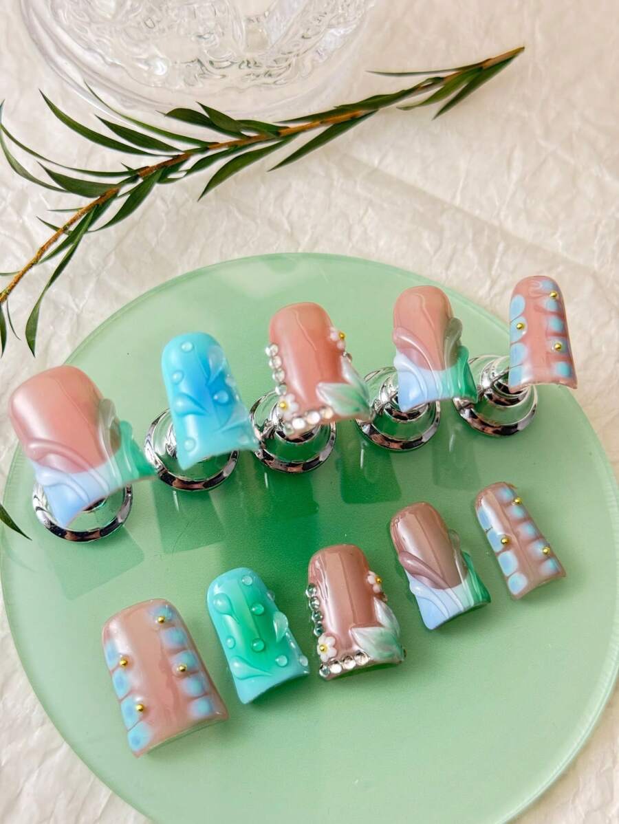10 Unidades de Unhas Feitas à Mão, Estilo Europeu Americano de Unhas Curtas com Bico de Pato, Design de Flor em Relevo 3D Pintada à Mão, Incrustação de Diamantes, Unhas Luxuosas Feitas à Mão, Estilo Y2k Baddie, Feitas Artesanalmente por Mulheres e Meninas, Com Uma Peça de Gel e Uma Lixa Anexada.