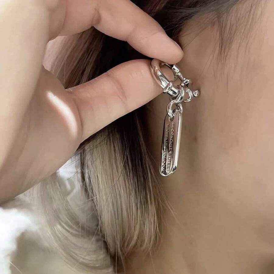 1 Par de Brincos Argola Pendente Metalizado com Letra Planeta na Moda