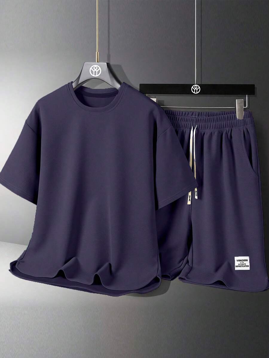 Set estivo da uomo composto da maglietta a maniche corte e scollo tondo e pantaloncini con coulisse in vita e stampa a lettere
