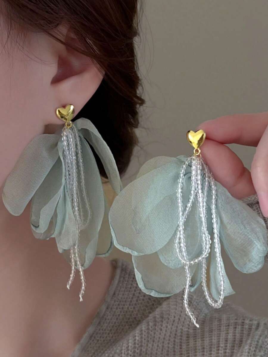 1 paire de boucles d'oreilles style vacances fleuries pour femmes, boucles d'oreilles élégantes à pompons en fleurs de mousseline de soie et cristal, parfait pour les voyages et les vacances