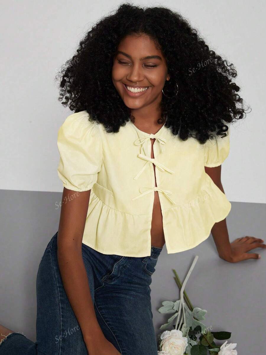 Camisa de mujer de manga corta con cuello redondo, lazo y dobladillo con volantes, de estilo casual y color liso