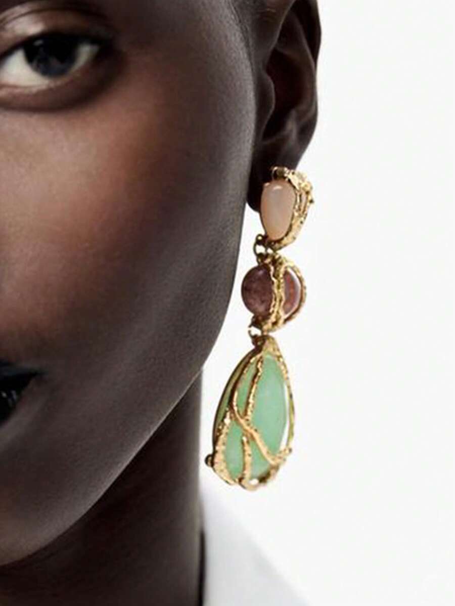 2 Peças Brincos de Gota de Água, Brincos Geométricos de Nicho de Alto Padrão ZAA, Brincos Fashion e Simples para Mulheres, Adequado para Uso Diário por Mulheres. O material de resina causa uma leve diferença de cor nos brincos, o que não afeta o seu uso. O design exterior oco é fácil de sair, basta pressioná-lo de volta com a mão sem afetar o seu uso