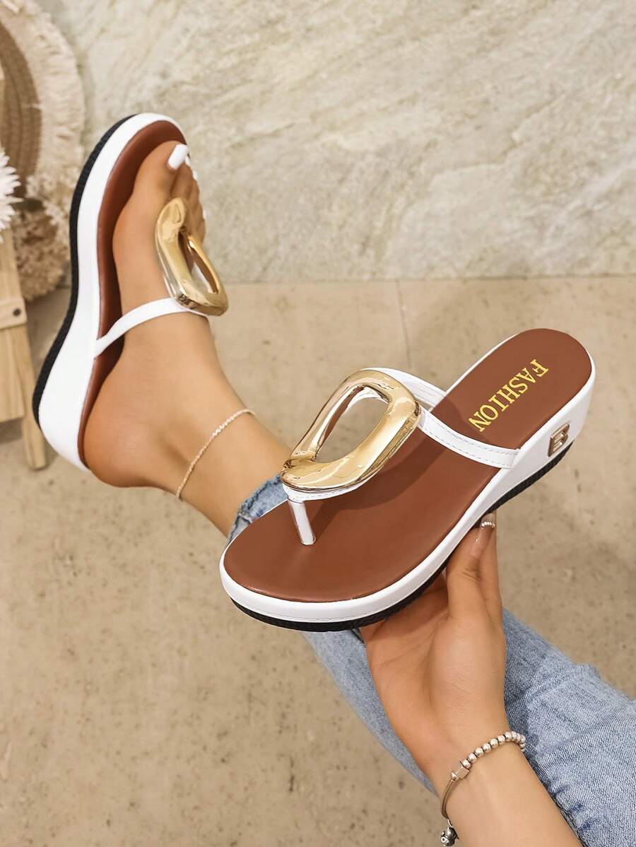 Damen Mode Keil Sandalen - leicht & bequem Slip-On Plateau High Heels, Metall Deko, Rundkopf, Kunstleder Obermaterial & Futter, PU Sohle, geeignet für lässigen Sommer Outfit