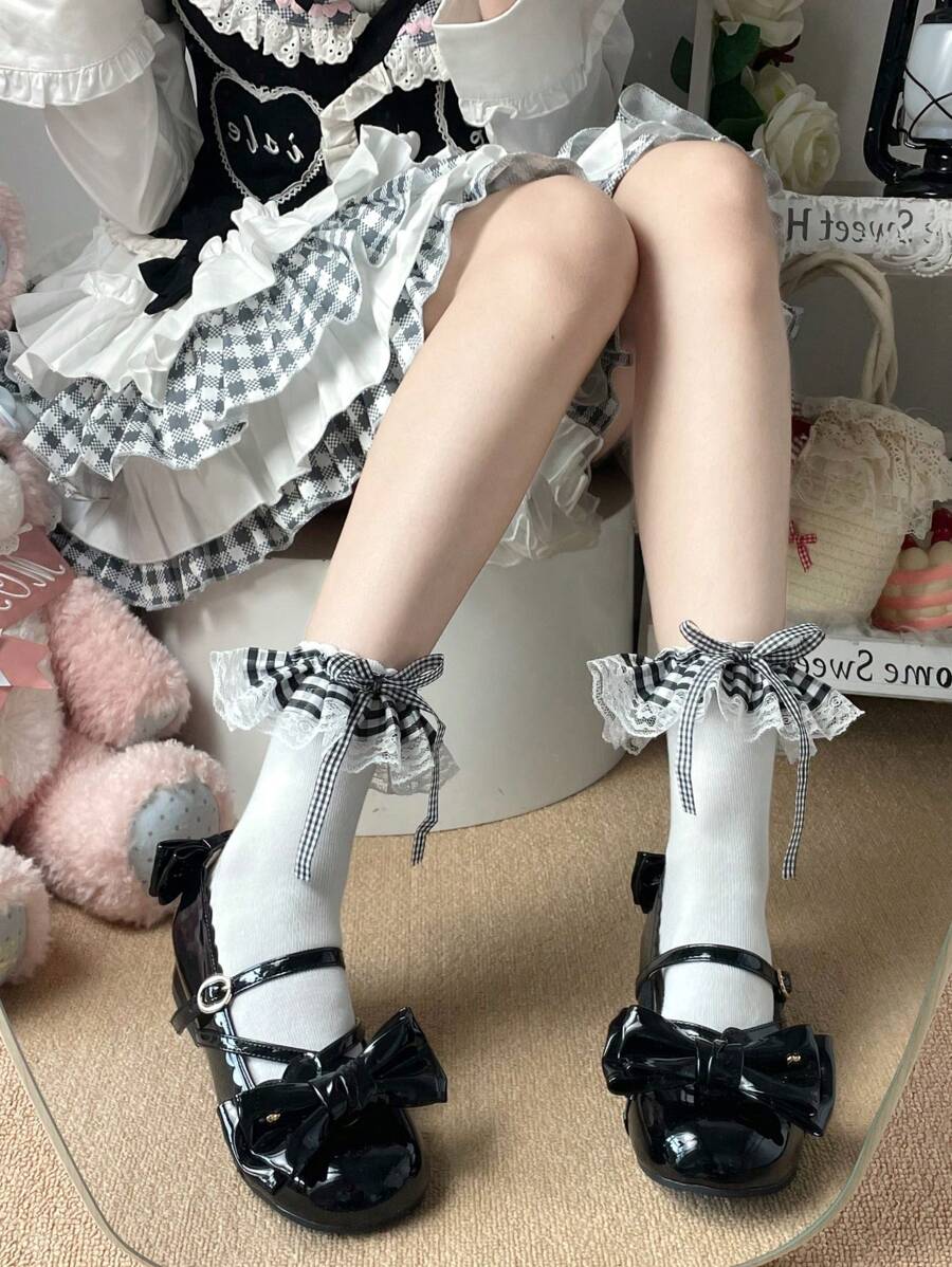 1 Par de Calcetines Medianos Estilo Lolita Japonés para Mujer, con Adorno de Lazo y Volantes Negros en Blanco