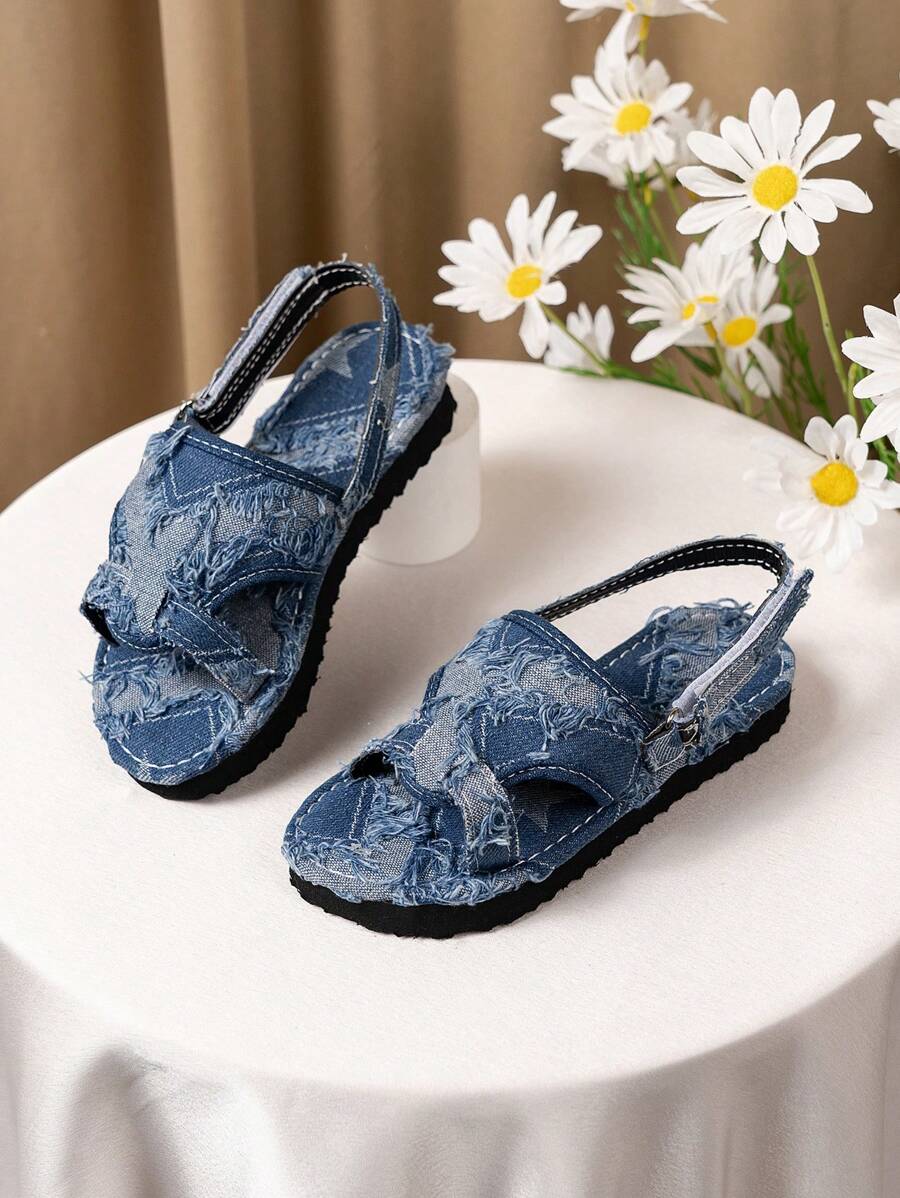 Un par de sandalias de niños de moda, nuevas sandalias de playa para niños del verano 2025, sandalias casuales para fiesta y vacaciones, sandalias de estilo bohemio, sandalias cómodas con suela gruesa y blanda, sandalias con