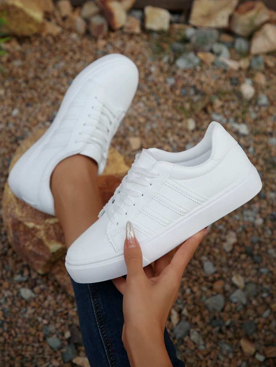 1 par de zapatillas deportivas casuales blancas de mujer con cordones, con diseño de rayas, puntera redonda y versátiles, adecuadas para uso casual y skateboarding