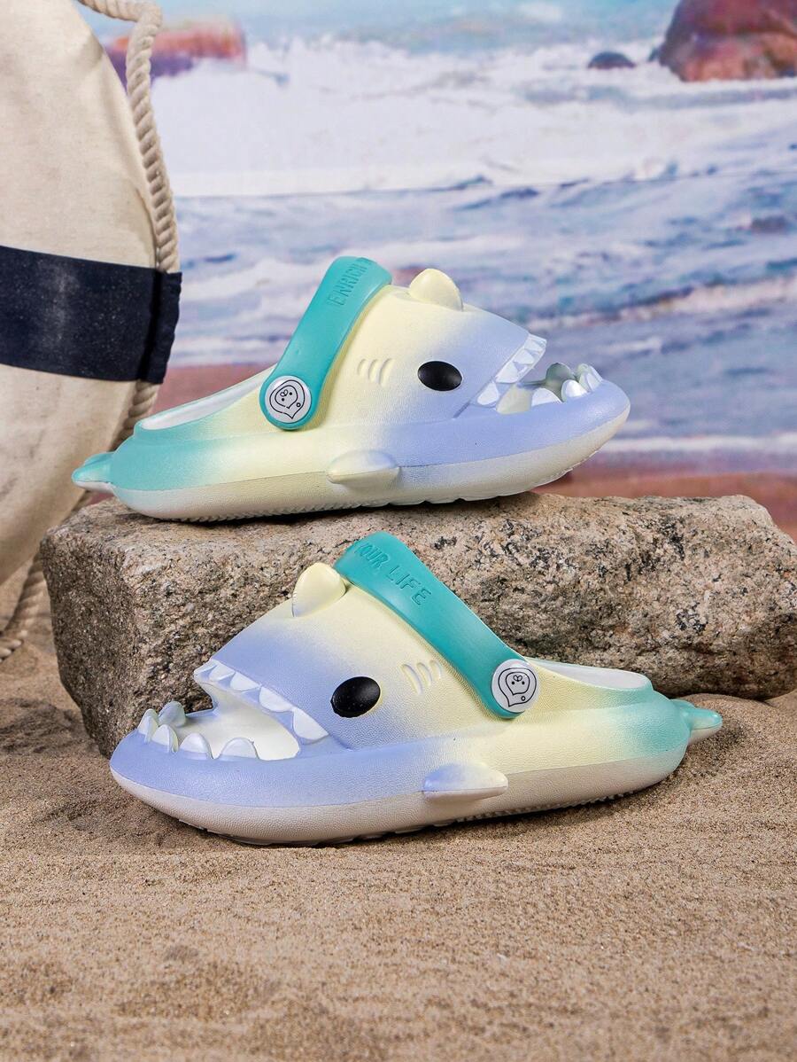 Sandalias transpirables con diseño de tiburón de dibujos animados para niños, zapatos de jardín de EVA antideslizante y de alta elasticidad, zapatos de playa de bloques de colores arcoíris