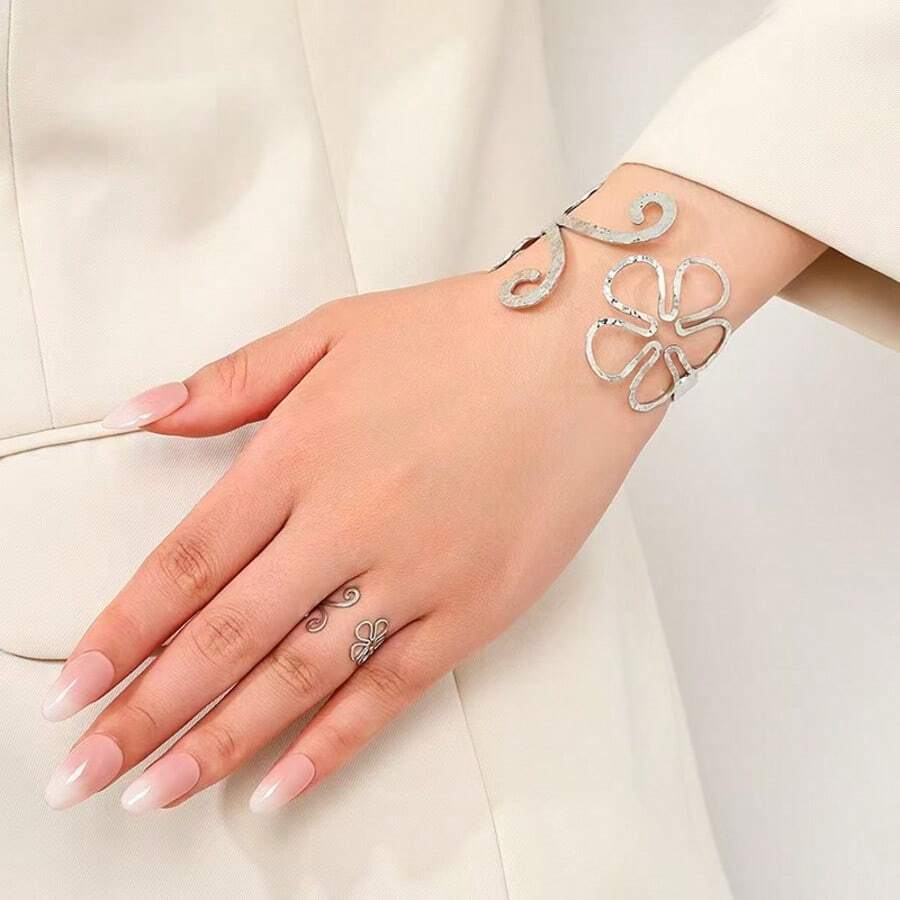 2pcs Fashionable Metallic Hollow Flower Bracelet & Ring Set, Suitable For Daily Wear, Banquet, Party