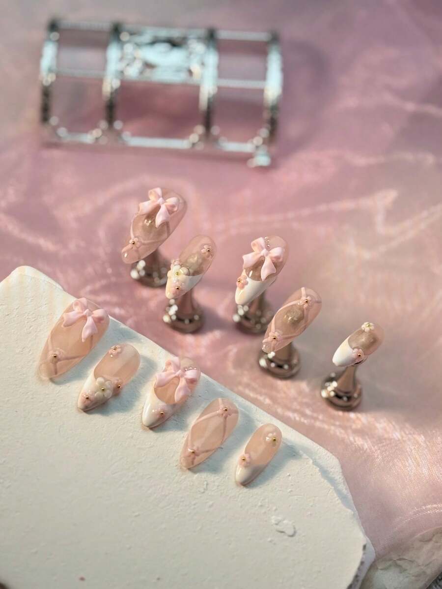 10 Peças de Arte de Unhas Francesa Clássica, Feitas à Mão, com Formato de Amêndoa, Conjunto de Unhas Postiças de Cobertura Total com Flores 3D Brancas de Verão, Flores Decorativas 3D Elegantes e Laços, Conjunto de Arte de Unhas Acrílicas de Cobertura Total Estilo Europeu Doce, Adequado para Mulheres e Meninas, Acompanha 1 Mini Lixa de Unha e 1 Etiqueta Adesiva.