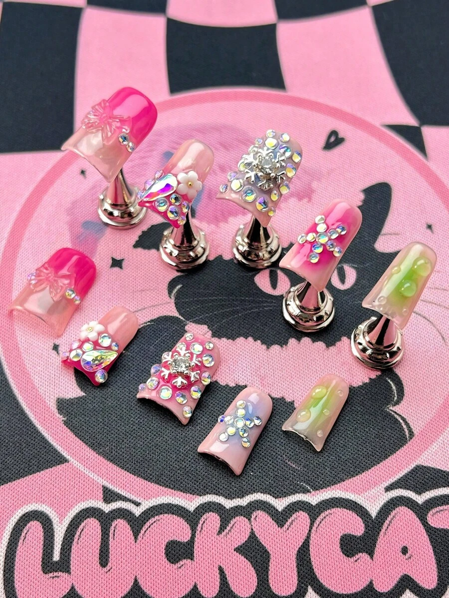 10 Unhas feitas à mão no formato de um bico de pato curto, decoradas em um estilo elegante e romântico francês nos Estados Unidos e na Europa, com um design pintado à mão em verde com estampado tie-dye e diamantes, laço 3D tridimensional, unhas luxuosas feitas à mão, estilo Y2k Baddie, são destacáveis e reutilizáveis, adequadas como presentes. Anexar 1 Gel e 1 Lixa