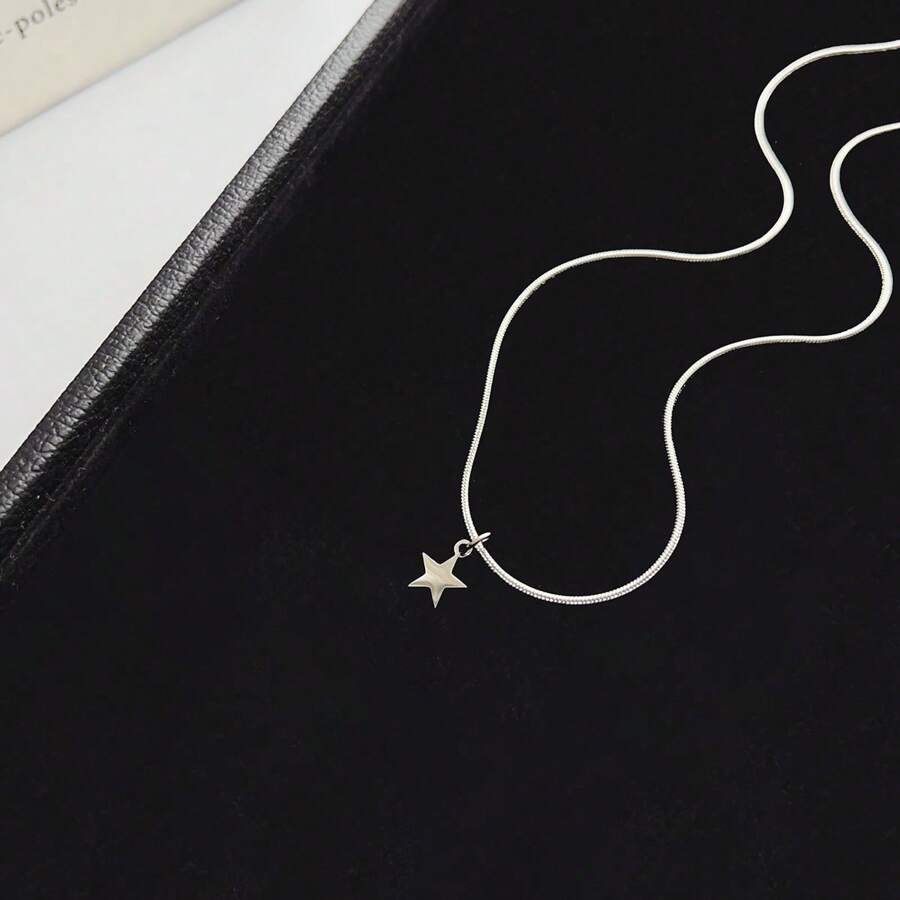 1 pièce Collier pendentif en acier inoxydable minimaliste à la mode avec chaîne en os de serpent argenté, croix et étoile, pour hommes. Inaltérable, convient pour un port quotidien