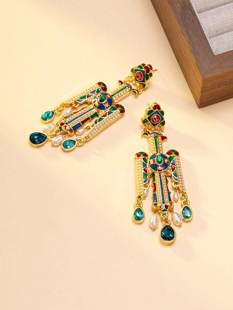 Este par de pendientes, con forma de graciosas aves en vuelo, con gemas de colores y perlas en una interacción armoniosa, evoca la brillante imaginería de la poesía clásica. La exquisita artesanía delinea los vibrantes colores, y cada detalle habla de la elegancia y el misterio de la estética oriental. Usar estos pendientes es como envolver el encanto de una cultura milenaria sobre tus oídos, infundiendo cada gesto tuyo con un halo de atractivo.