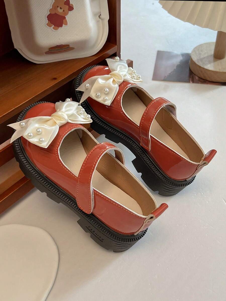 1 Pair Of 2025 New 3-12 Years Old Girls Reddish- Shoes Flat Shoes | Faux Pearl White Bow Shiny Lacquer Leather Thick Soft Sole Classic Hook And Loop Design