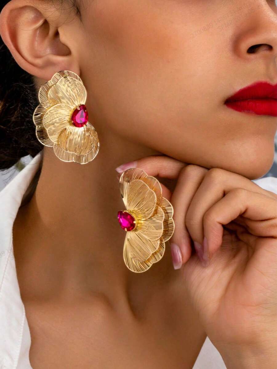 1 paire de boucles d'oreilles pendantes vintage élégantes avec fleur texturée multicouche en métal doré, faux bijou. Convient pour les femmes au quotidien, pour les fêtes, les soirées, un style haut de gamme et de luxe