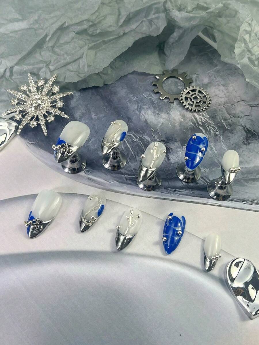 10 peças Conjunto de Unhas Falsas Estilo Coreano Meio Amendoado Prateado 3D Decoração Tridimensional Azul Chrome Branco Estilo Y2K Cobertura Total, Para Expressar Seu Amor, Estilo Europeu Punk Garota Legal, com Decoração de Lantejoulas 3D Tridimensional, Conjunto de Unhas Adesivas Decoração de Rosa Festival de Música Nórdico Cobertura Total, Adequado para Meninas e Mulheres, Acompanha 1 Mini Lixa de Unhas e 1 Etiqueta Adesiva