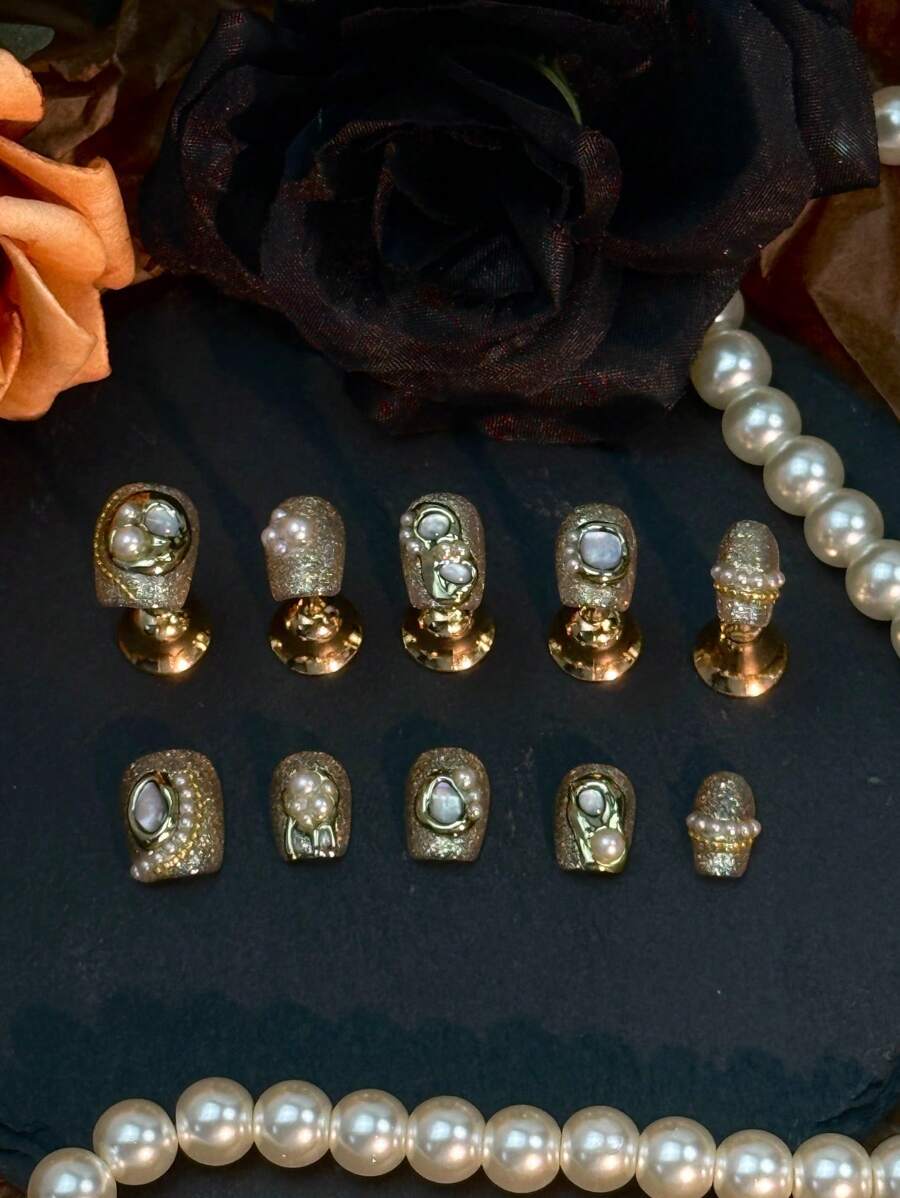 10 Unhas Retrô de Luxo Curtas, Desenhadas à Mão, Cintilantes e Elegantes. Cor Champanhe Combinada com Textura de Concha, Dourado Cintilante e Brilho de Farinha Dourada e Pérolas. Kit de Unhas Usáveis. Adequado para uso diário por mulheres e meninas em Lavida, festivais de música EDM, festivais de música country e festas. Acompanha 1 Gel Jelly e 1 Lixa de Unhas