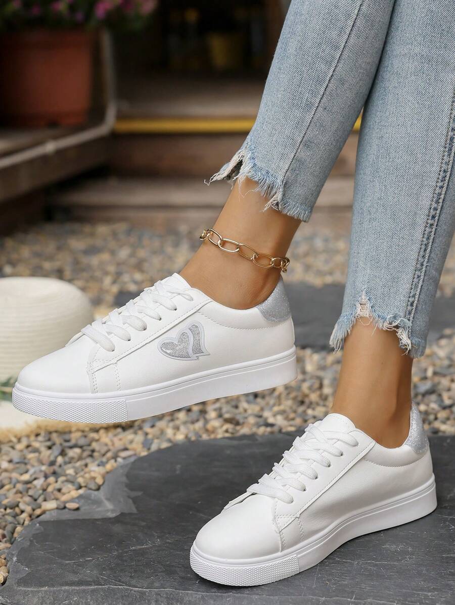 Baskets plates sportives durables pour femmes, chaussures de skateboard extérieur à motif de lacets en forme de cœur, chaussures de sport décontractées légères et confortables à tige basse