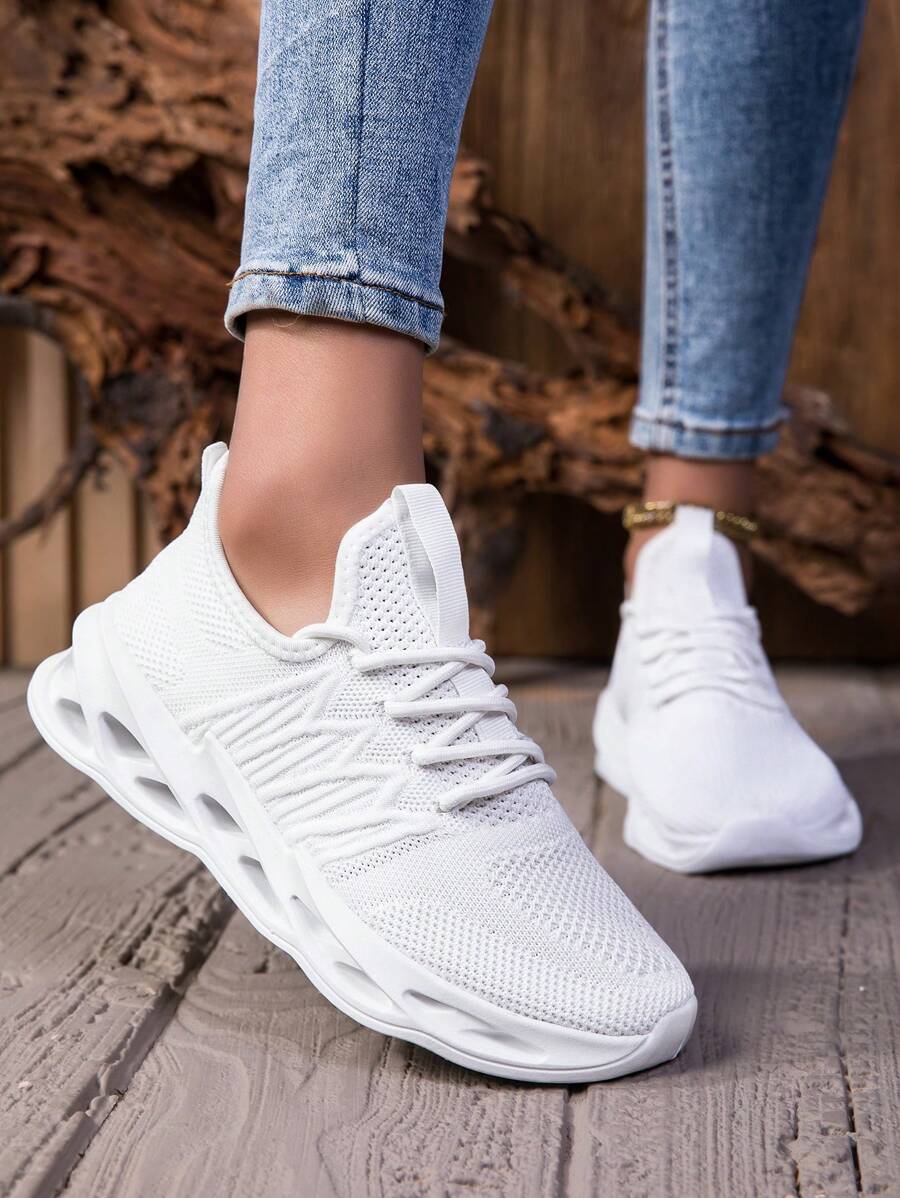 1 Pair Women's Fashion White Running Shoes, Breathable Non-Slip Sneakers, Lightweight Comfortable Outdoor Sports Shoes, Soft Platform Increase Height Retro Chunky Sneakers, Shock Absorbing Mesh Breathable Casual Socks Shoes For Outdoor, School, Travel
