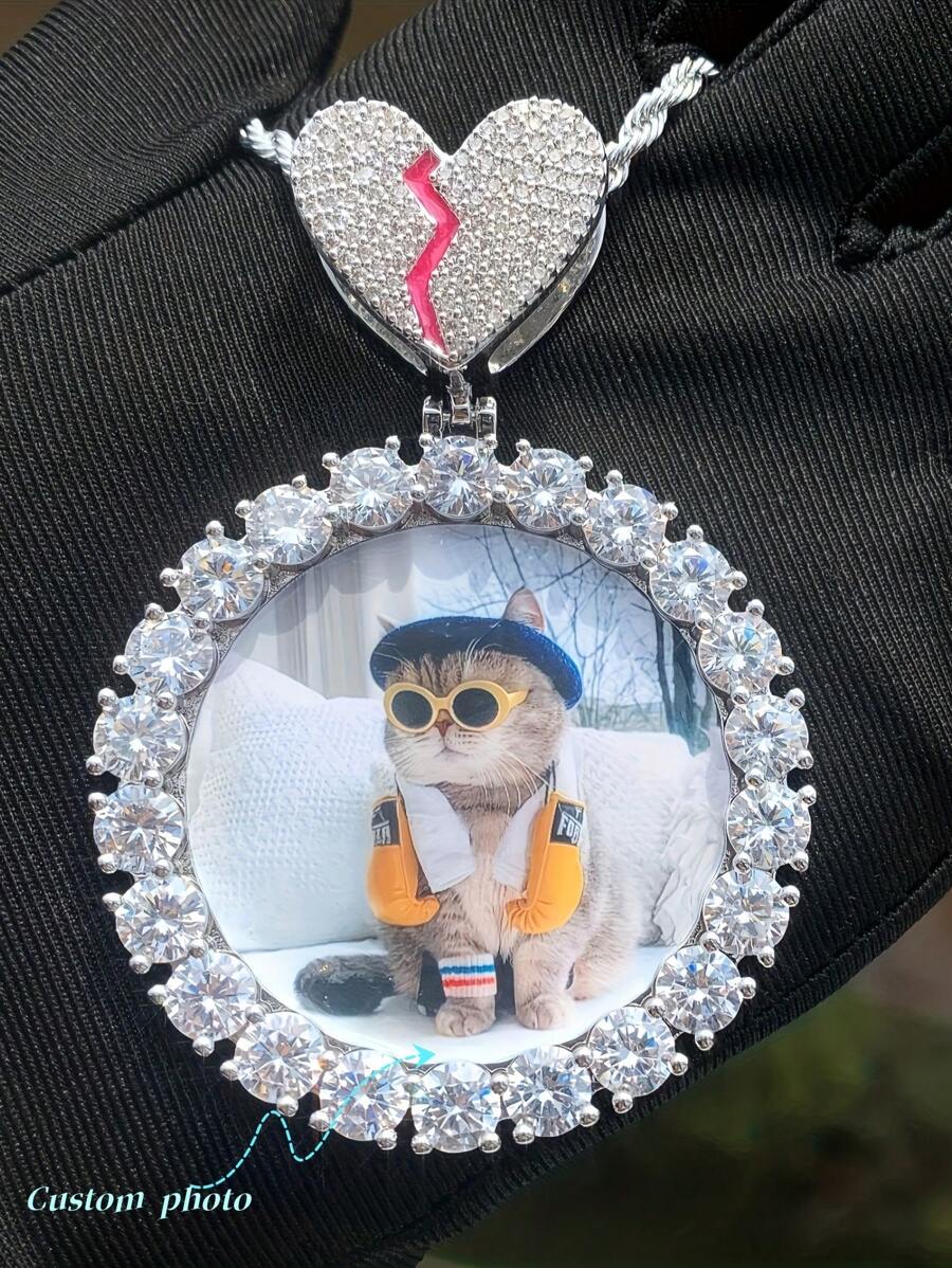 (Hecho a medida) Marco de foto redondo de cubic zirconia grande personalizado, colgante de cuello de estilo hip hop con cubic zirconia de latón para uso diario, incluye cadena de cuerda trenzada de 50 cm