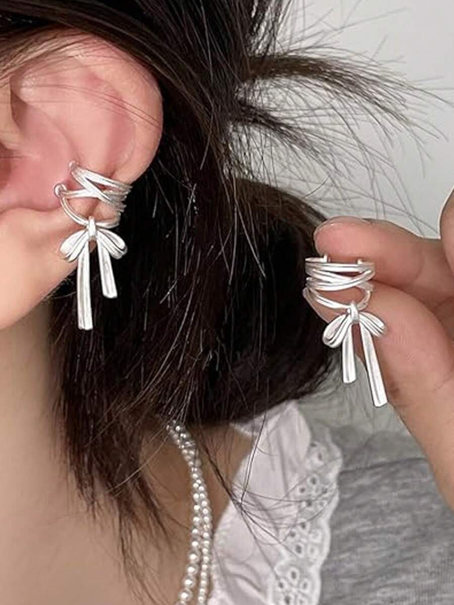 Une paire de barrettes d'oreille à ruban blanc pur de conception à petite échelle pour le perçage d'oreilles sans trous d'oreilles, convenant aux boucles d'oreilles de style ballet. Peut être porté quotidiennement par les hommes et les femmes.