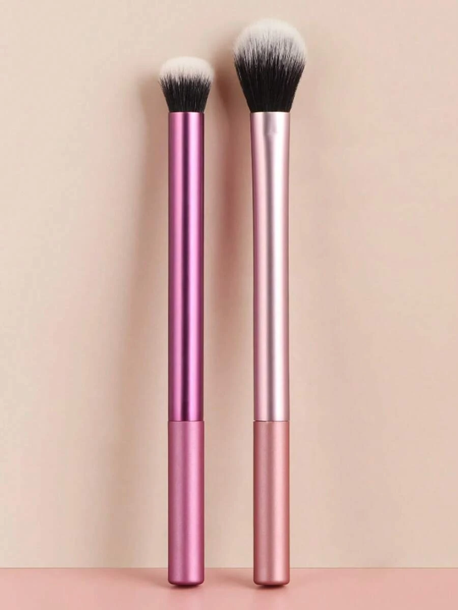 Conjunto de 2 peças: 1 peça de Sombra em Pó Rosa Plana e 1 peça de Sombra Roxa Redonda. A Sombra Plana é macia e densa, adequada para a mistura e base de grandes áreas dos olhos. A Sombra Redonda é menor, adequada para a mistura e coloração detalhada dos olhos.