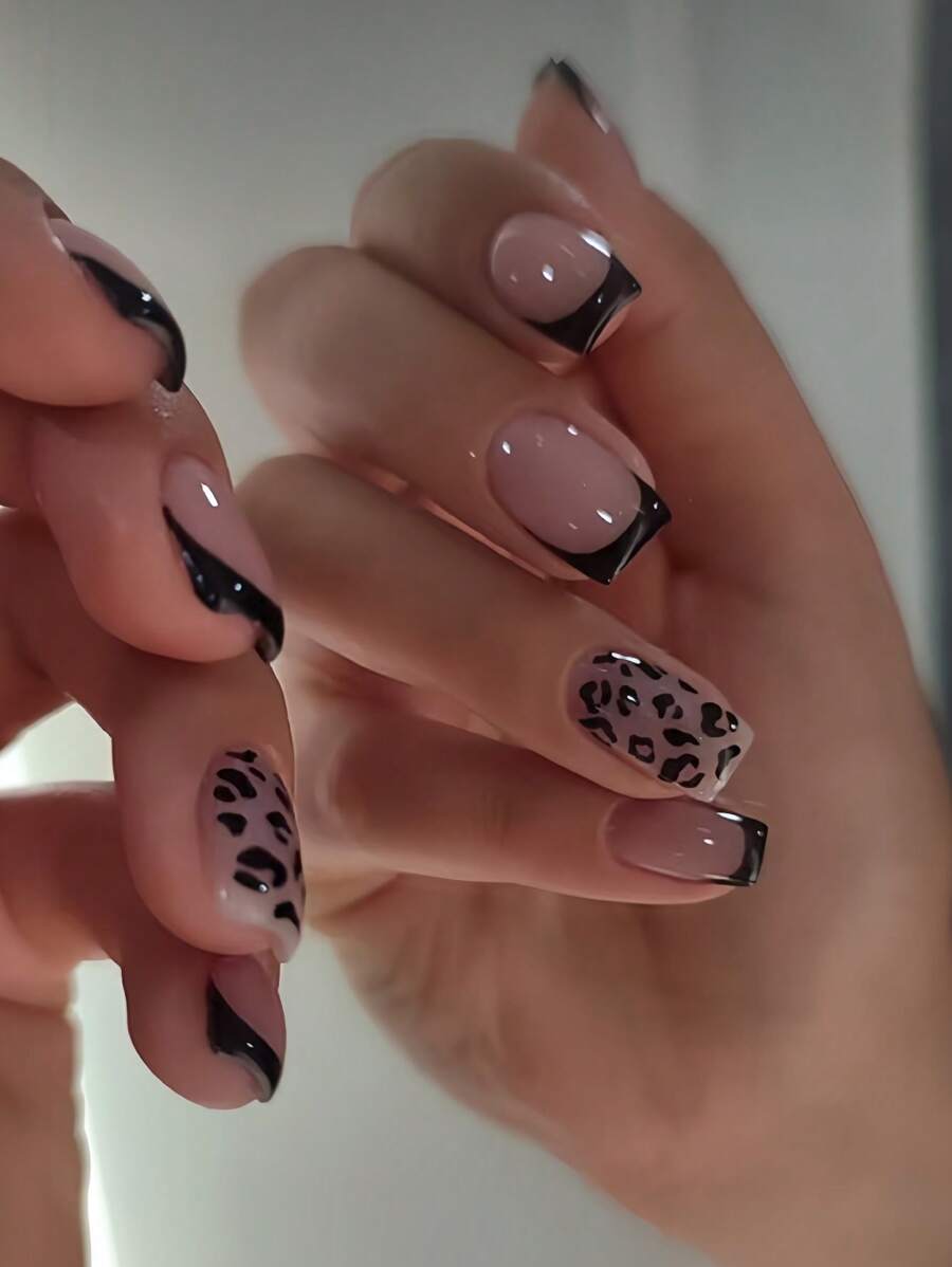 Aggiorna istantaneamente il tuo aspetto con un set da 24 unghie finte quadrate di media grandezza, stile francese elegante in nero semplice, stile leopardato nero, unghie finte in stile francese nero per la notte, rosa nudo. Unghie finte lunghe per donne e ragazze, include 1 foglio di adesivi e 1 lima per unghie. Spedizione casuale di gel trasparente