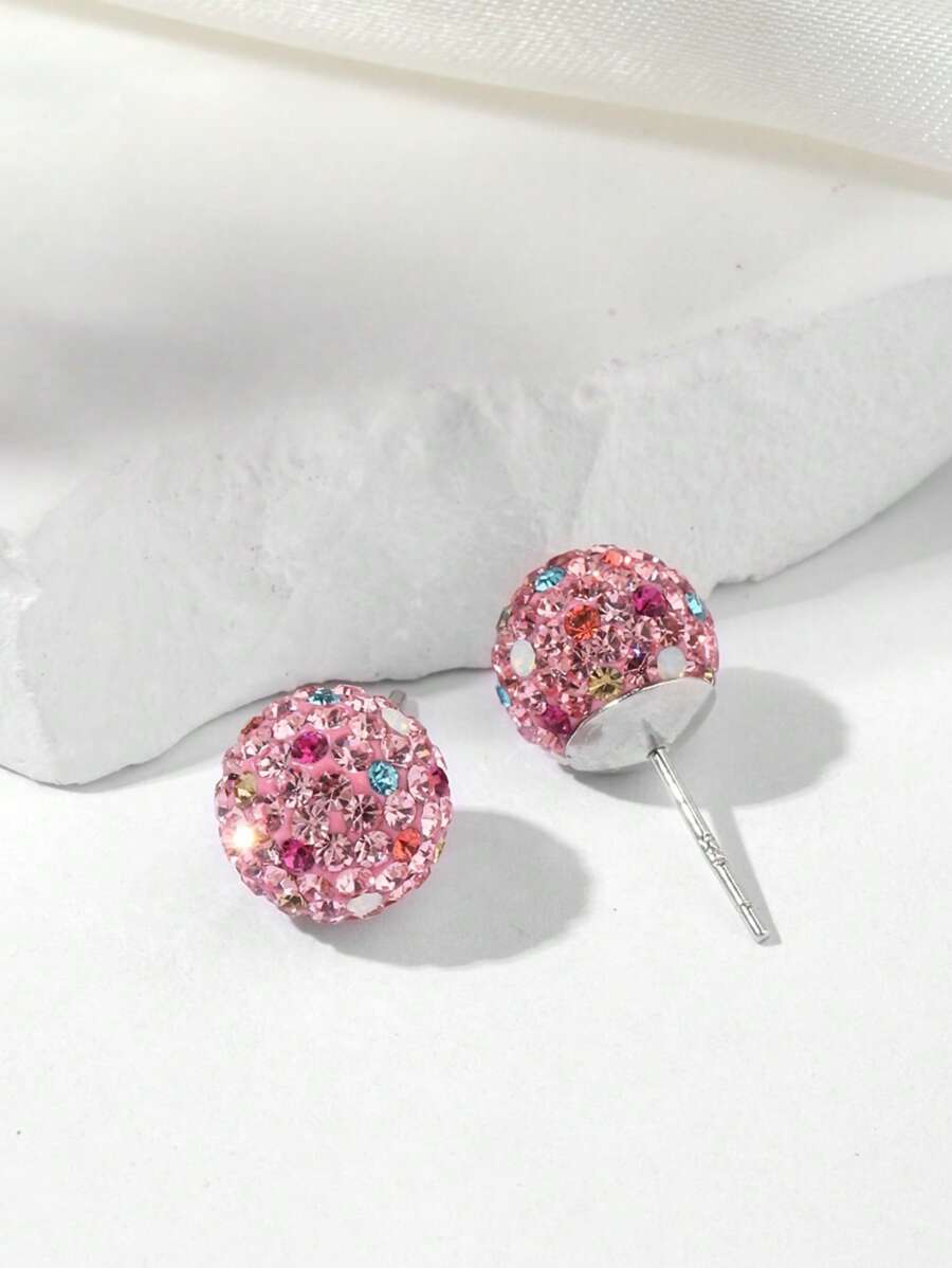 10mm mittelgroße Kristallkugel Ohrstecker vereinen auffallenden Stil mit praktischem Design. Jeder Ohrstecker hat von Hand eingesetzte Kristalle auf einer stabilen Ton-Basis, die mit einer Sterling-Silber-Kappe und einem Stift fertig sind. Diese Ohrstecker bieten einen markanten, aber vielseitigen Hauch von Brillanz, was sie perfekt für den Alltag sowie für besondere Anlässe macht.