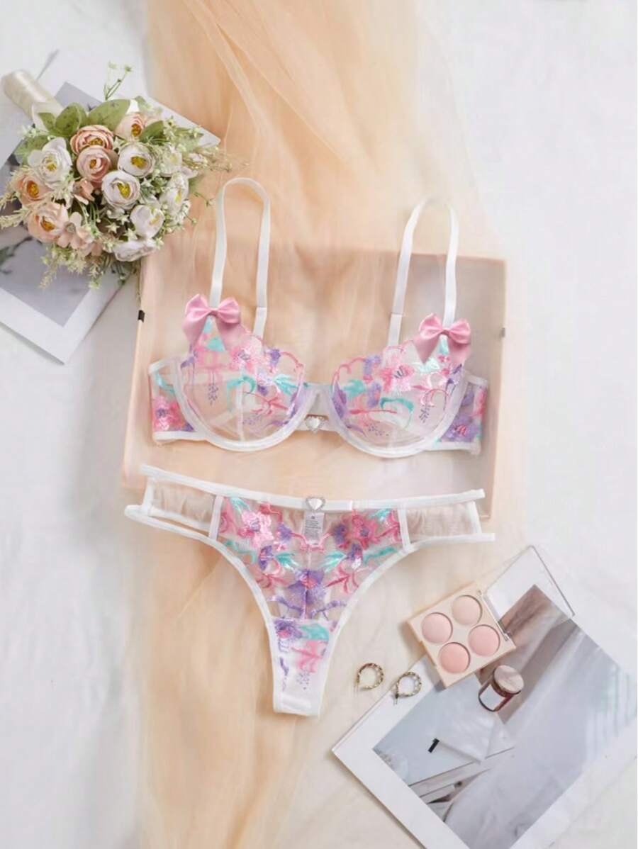 Lingerie sexy, ensemble de lingerie avec broderie florale blanche romantique, élégante et sexy, montrant un charme unique et de la mode