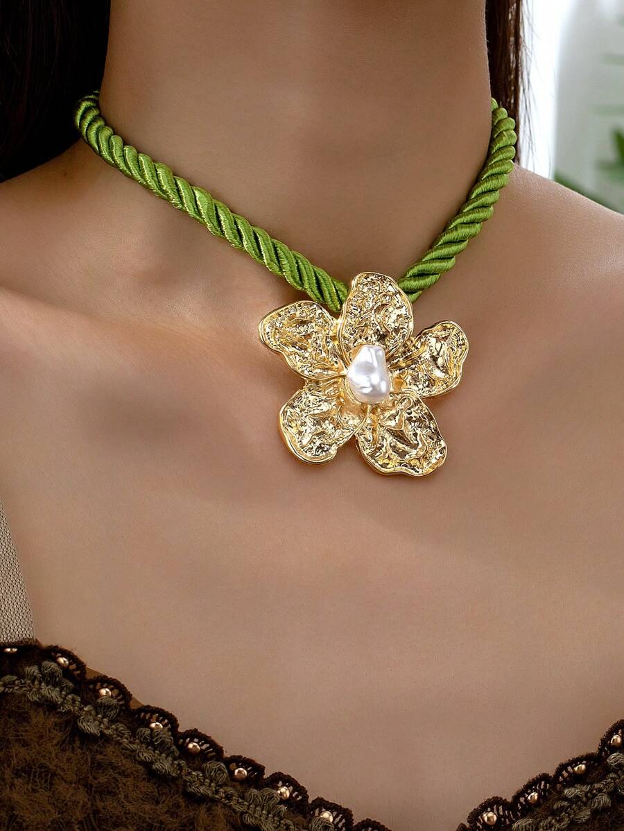 1 peça colar gargantilha com pingente floral de flor dourada para decoração feminina