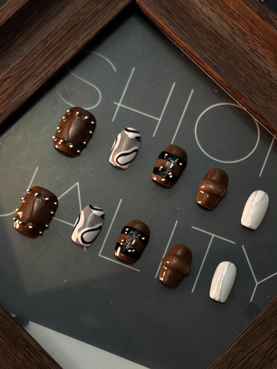 Adicione um toque romântico com 10 unhas postiças quadradas curtas, novas, com linhas marrons não padronizadas combinadas com cores nuas, decoração tridimensional para uso europeu, kit completo de unhas acrílicas falsas, adequado para mulheres e garotas, bem como casamentos, e 1 Peça Lixa de unha mini e 1 Peça Folha de adesivos