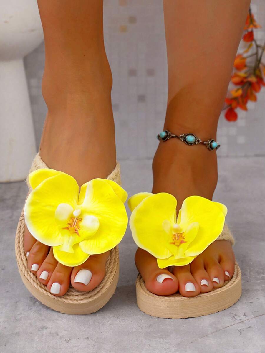 Nuevas sandalias tipo chanclas de verano con diseño floral amarillo vibante 2025, sandalias de dedo de moda casual, con suela gruesa de estilo minoritario, cómodas, antideslizantes y resistentes al desgaste, adecuadas para viajes y vacaciones