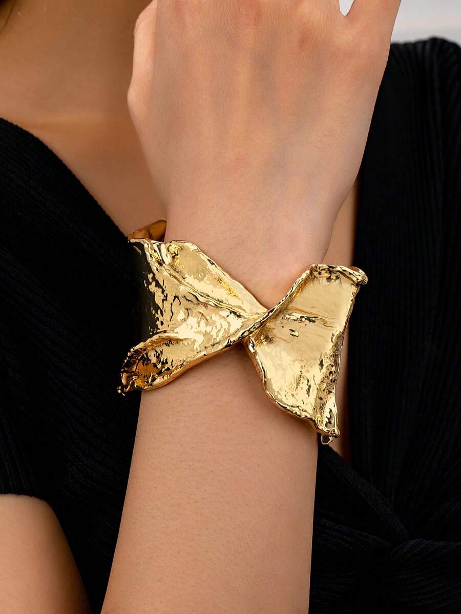 1 Pc Leaf Design Chunky Cuff Bracelet For Women , Gold Color Clasp Bangle Suitable For Daily Wear , Party