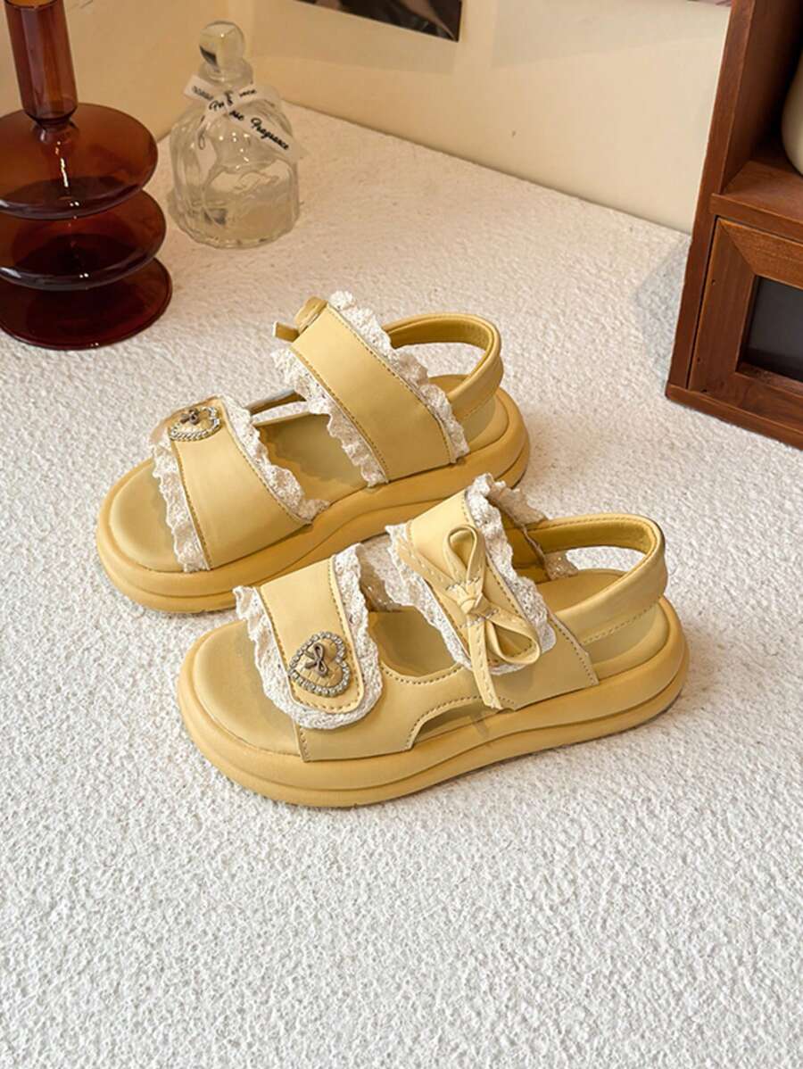 Sandalias para niñas 2025 Nuevas Zapatos de verano para niños Zapatos de playa de suela blanda Sandalias deportivas de moda para niñas pequeñas Zapatos antideslizantes