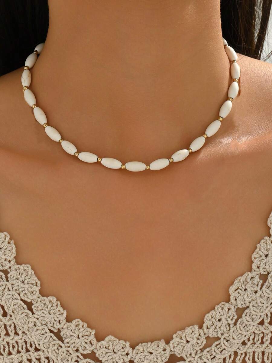 1 Stück handgemachte Halskette mit weißer Türkis-Perlen und Schlüsselbein-Kette, modischer goldener CCB-Schmuck für Frauen, geeignet für Urlaub und Strandmode. Das Blumenmuster auf der Oberfläche des weißen Türkis ist zufällig und nicht fest.